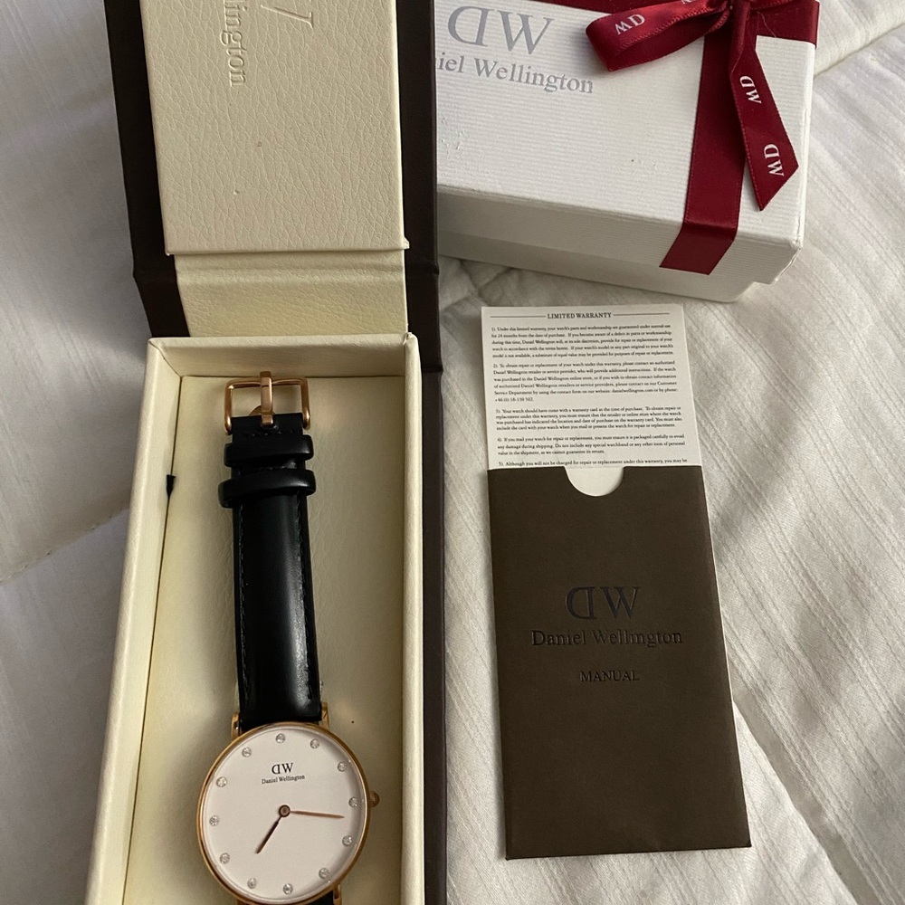 1 HR PRICE 💯% Authentic Daniel Wellington Watch